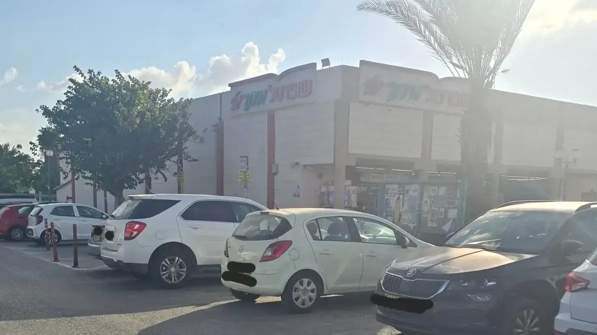 רכבים חונים במיתר