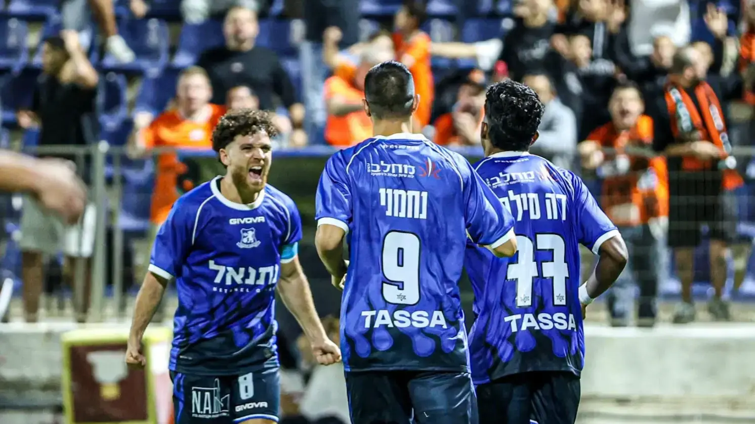 שחקני בני יהודה חוגגים