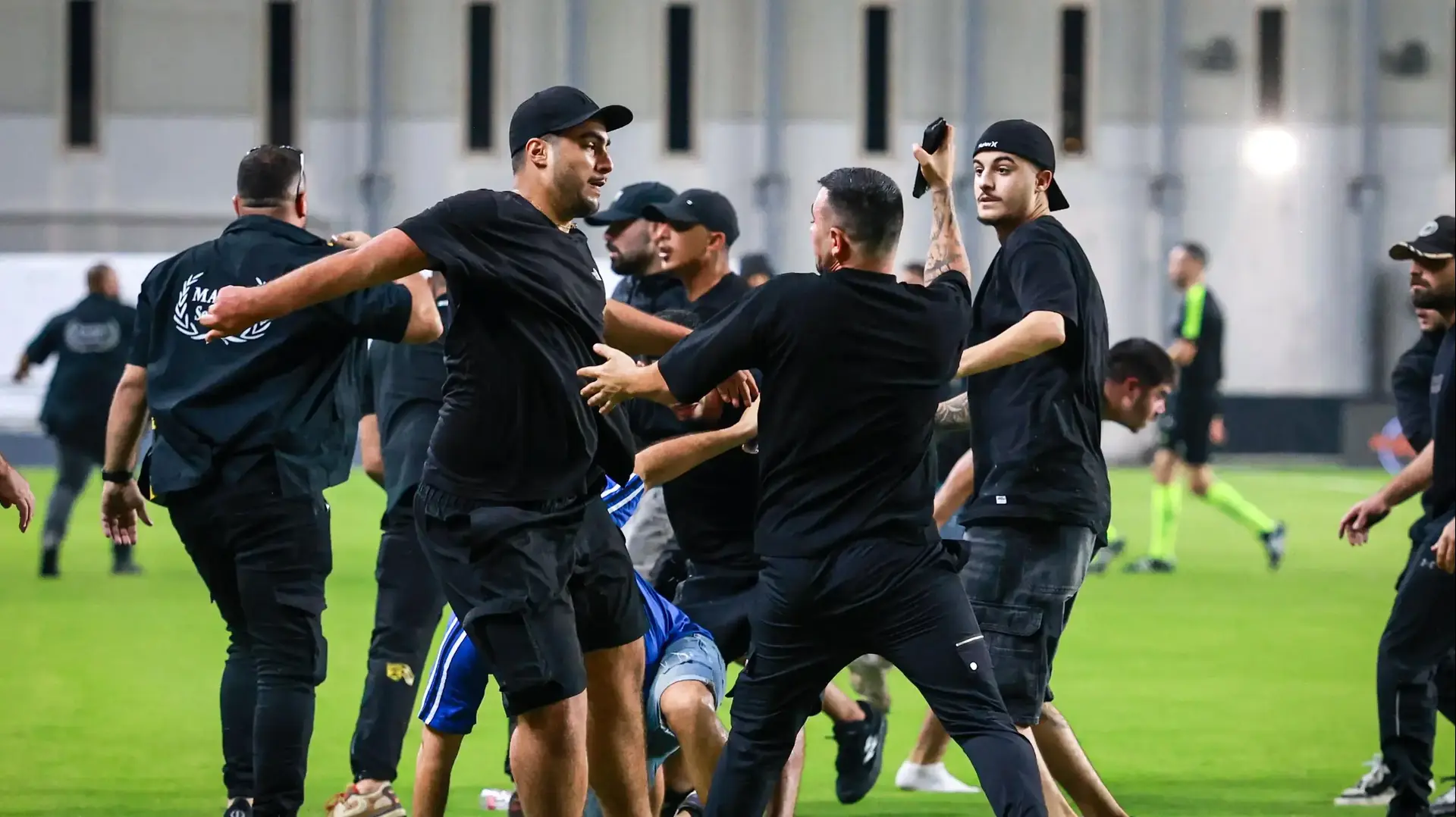 קטטה על הדשא בין אוהדי בית"ר ירושלים לאוהדי הפועל פתח תקוה