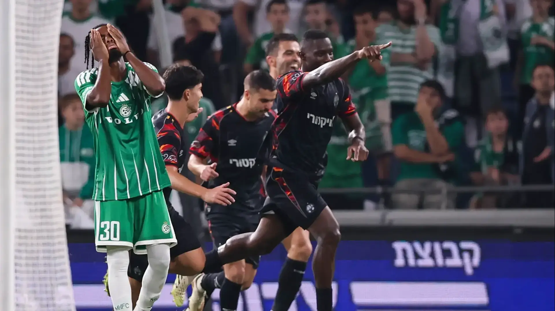 שחקני הפועל באר שבע חוגגים מול מכבי חיפה