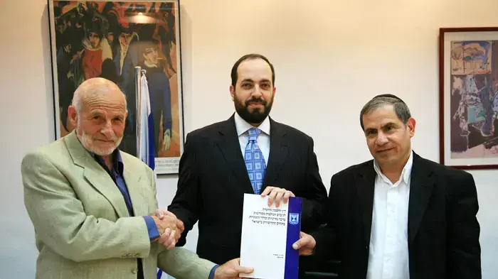 שר התקשורת מקבל את דו"ח ועדת גרונאו