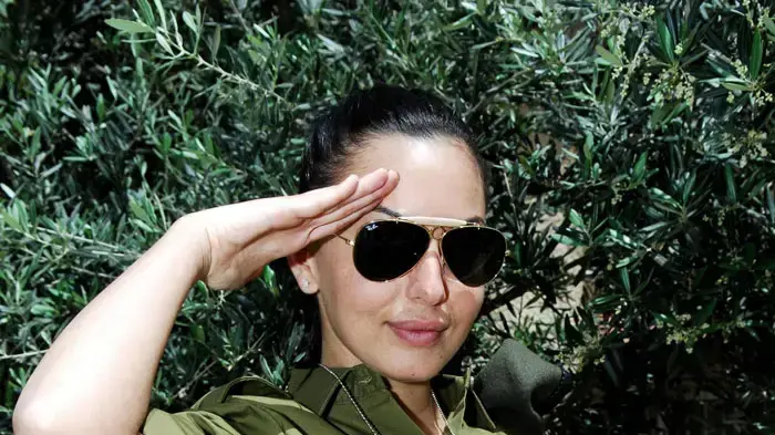 מאיה בוסקילה עם מדים