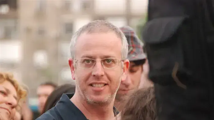 אורי גוטליב צופה בברווז של דודו גבע על עיריית תל אביב