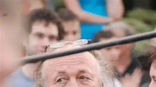 יאיר גרבוז צופה בברווז של דודו גבע על עיריית תל אביב