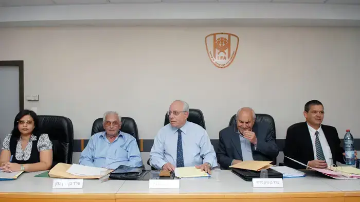 דייני בית הדין של ההתאחדות לכדורגל, מימין לשמאל: אסף הדסי, בן ציון פרחי, יהושע גלברד, בן ציון כהן ואורטל קליין