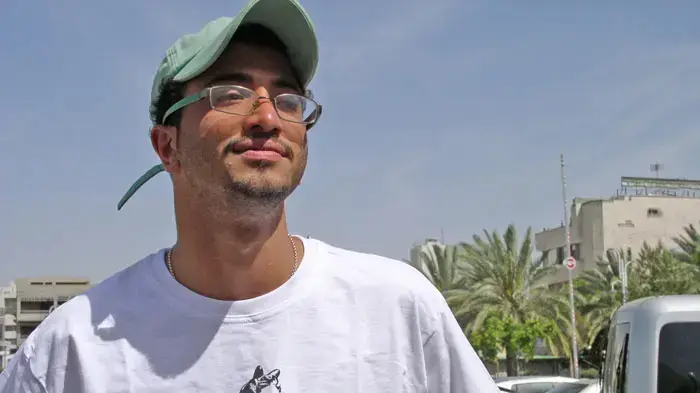 משה דן הישרדות עם חולצה שהכינו לכבודו