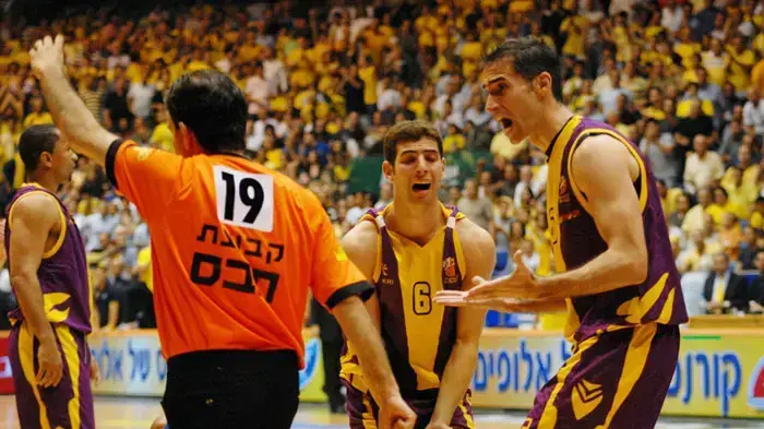 שחקני הפועל חולון אבישי גורדון עם גוני יזרעאלי