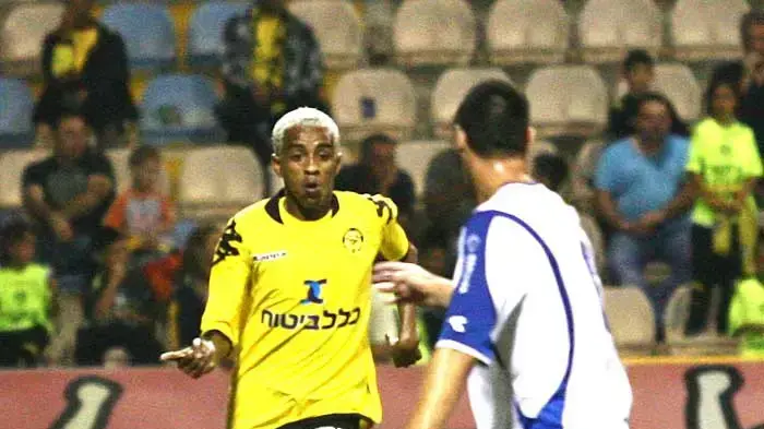 קשר מכבי נתניה יחיאל צגאי מול מגן עירוני קרית שמונה עמיר נוסבאום