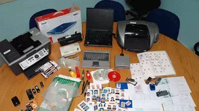 מעבדה לזיוף תעודות זהות
