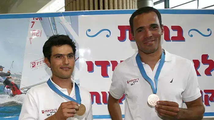גידי קליגר ואודי גל שייטים מראים את המדליה מאליפות אירופה
