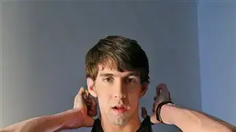 השחיין מייקל פלפס מדגמן בגד ים חדש של חברת ספידו