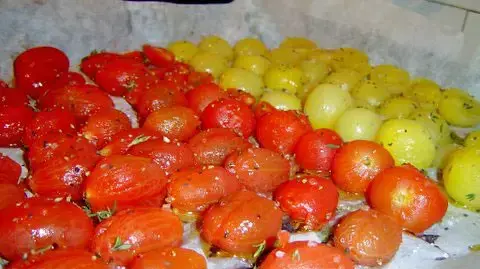 עגבניות שרי קלופות בדרכן לייבוש ממושך בתנור
