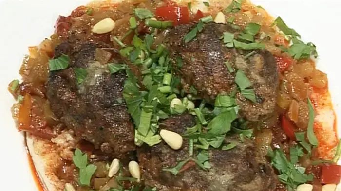 תבשיל טורקי של קציצות בשר על ירקות בשמן זית