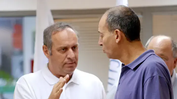 צביקה שרף מאמן נבחרת ישראל עם עוזרו יורם חרוש