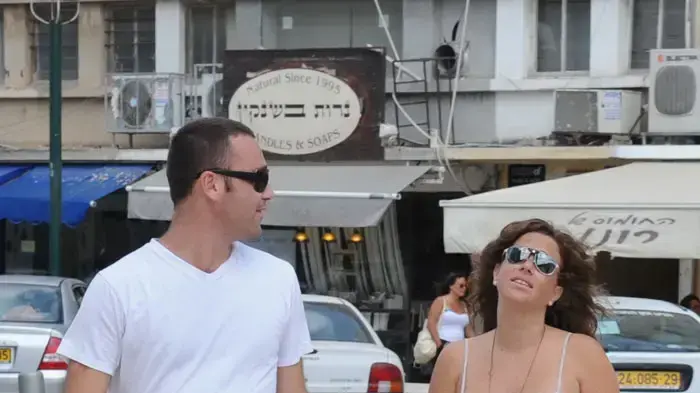 פפראצי  נועה בן ארצי רוטמן ההריונית ובעלה אלדד רוטמן בחומוסיה