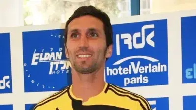 אריק בנאדו עם החולצה החדשה של בית"ר ירושלים