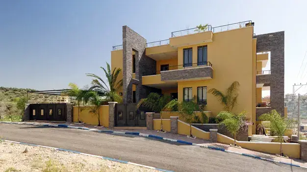 מבט לעבר חזית הבית הפונה לרחוב