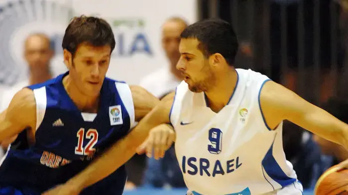 יותם הלפרין שחקן נבחרת ישראל מול נייט ריינקינג שחקן נבחרת בריטניה
