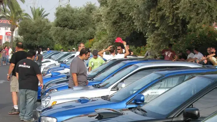 שורת מכוניות