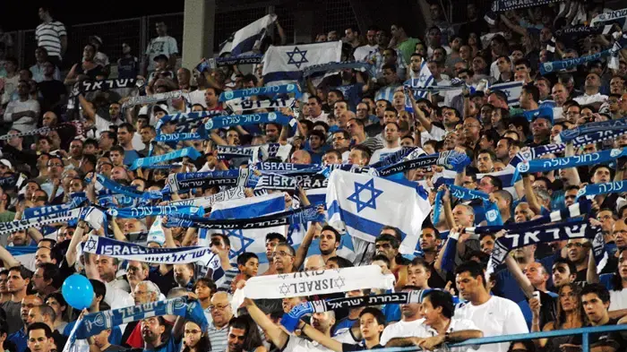 אוהדי נבחרת ישראל באיצטדיון רמת גן