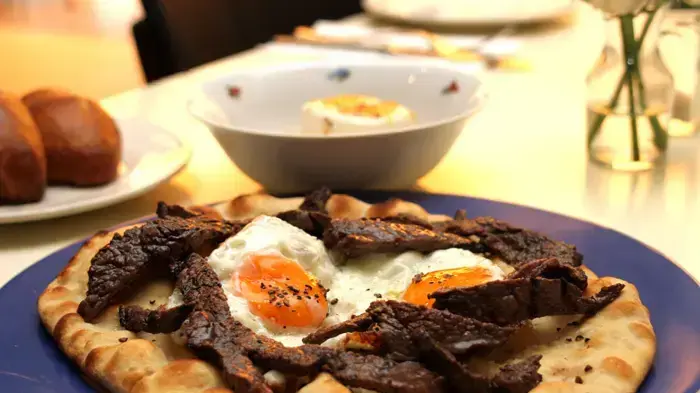 פוקאצ'ה עם רצועות סינטה וביצת עין