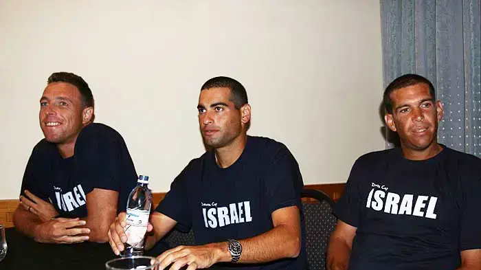 הראל לוי יחד עם אנדי רם ועם נועם אוקון שחקני נבחרת הדיוויס של ישראל