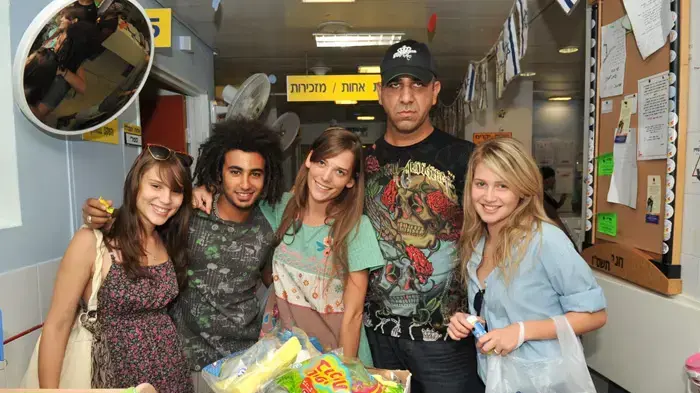 מאיה שואף, מארגן חלוקת המתנות יולי תמם, דנה פרידר, שוקו ועמית פרקש