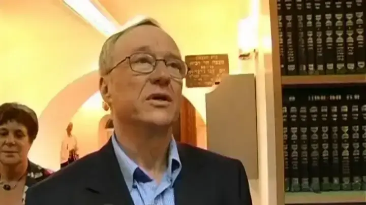 דוד גרוסמן בהכנסת ספר תורה לזכר בנו