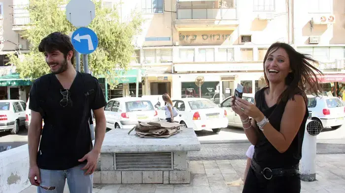 פפראצי רן דנקר עם מעריצות