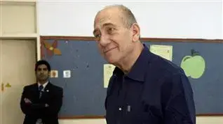 אהוד אולמרט מצביע לבחירות המקומיות