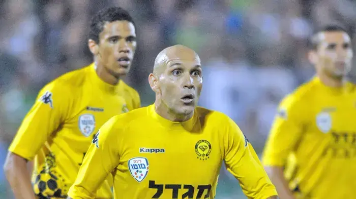 שחקני מכבי נתניה לואיס מרין (מרכז) וביבאן פרנסמן (שמאל)