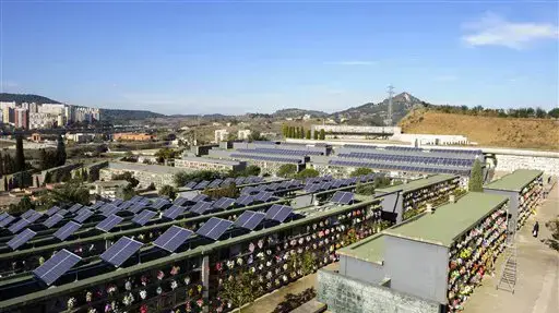 שדה עם לוחות סולארים מעל בית הקברות של סנטה קולומה דה גראמנט, ספרד