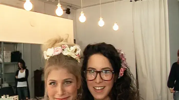 שי-לי שינדלר עם ליהי אלון על הסט של אינדולה