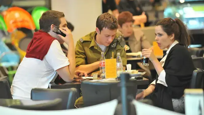פפראצי יון תומרקין, ירון ליכטנשטיין