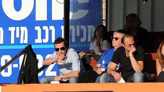 בעלי מכבי נתניה דניאל יאמר לצד מאמן הקבוצה לותר מתיאוס