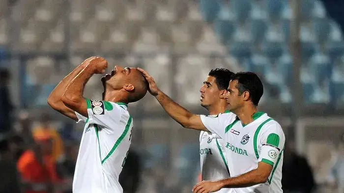 יניב קטן שחקן מכבי חיפה חוגג שער, אלון חרזי ובירם כיאל באים לברך