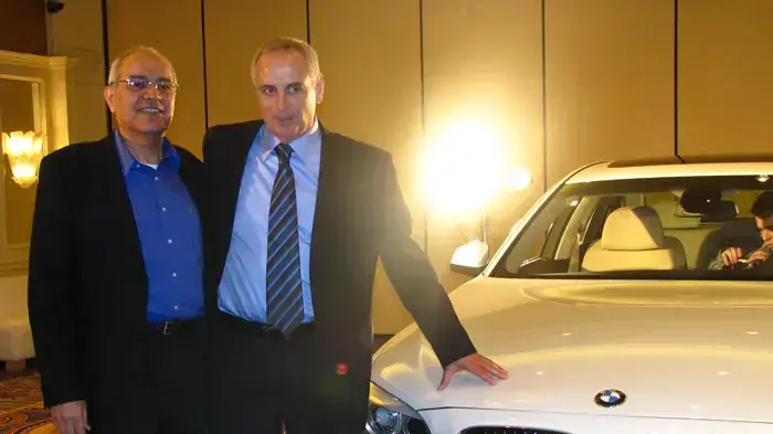 אבי בן חיים מנכ"ל ב.מ.וו ישראל ודן חלוץ מנכ"ל קמור רכב