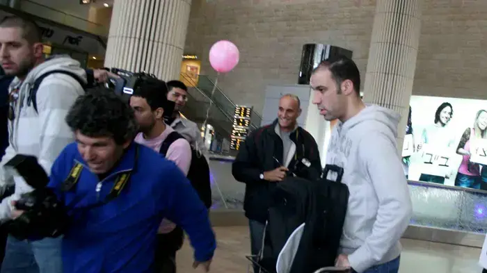 שחקן בני השרון מאיר טפירו נוחת בנתב"ג לאחר האירועים האלימים באנקרה