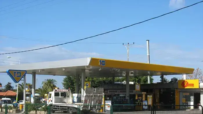 תחנת דלק של פז רחוב הרב קוק הרצליה
