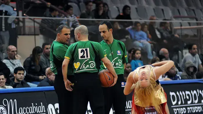 שופטי הכדורסל משה ביטון (שמאל) עומר אסתרון ודן ילון