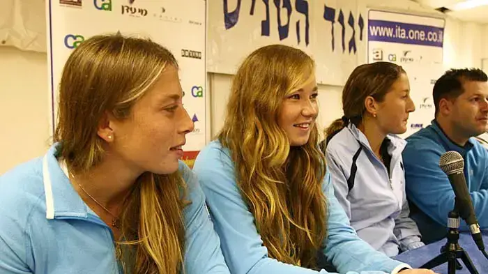 הטניסאיות קרן שלמה (שמאל) וחברתה יוליה גלושקו