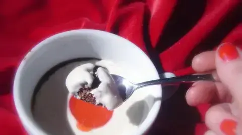 מעדן שוקולד אפוי עם קרם חלבה ורוטב תותים