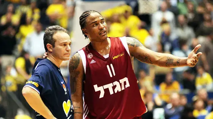 עומאר סניד שחקן הפועל ירושלים עם שופט הכדורסל אייל פוהרילס
