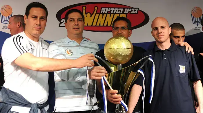 מימין לשמאל: מאמן הפועל חולון דני פרנקו, מאמן עירוני נהריה יעקב ג'ינו, מאמן מכבי חיפה אבי אשכנזי, מאמן הפועל ירושלים גיא גודס עם גביע המדינה בכדורסל