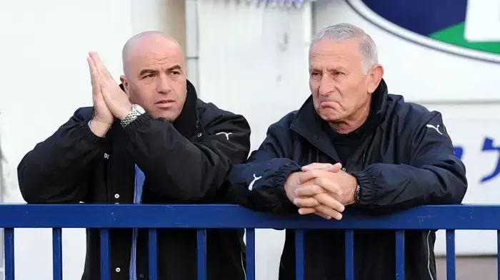 מנג'ר הפועל פתח תקוה, זאב זלצר, לצד רונן אלעד