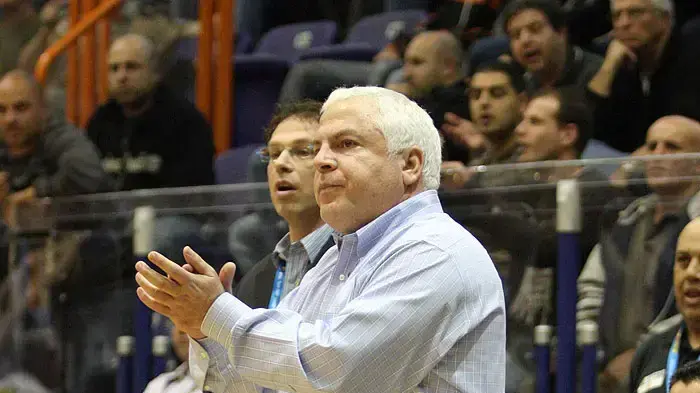 פיני גרשון מאמן מכבי תל אביב עם עוזרו שרון דרוקר