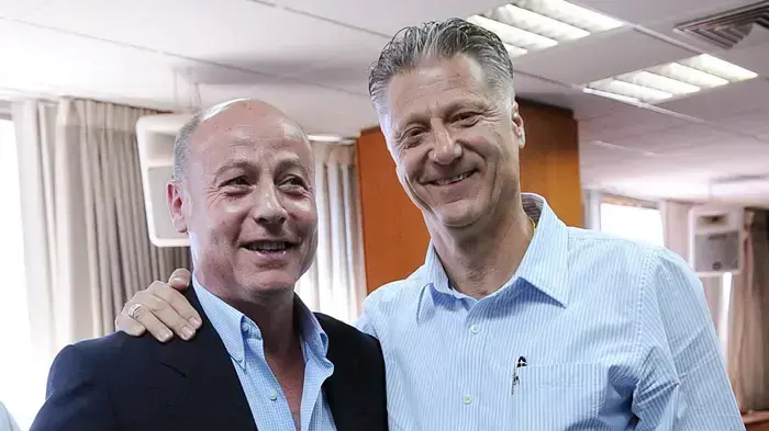 מיקי ברקוביץ' מחובק עם חואן אנטוניו קורבלאן