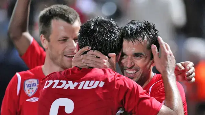 קשר הפועל תל אביב דימיטאר טלקיסקי חוגג שער עם ביברס נאתכו, אלין טופוזאקוב