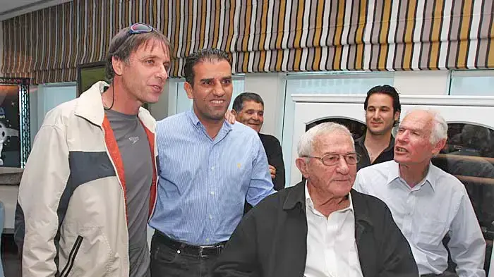 כדורגלני העבר עודד מכנס (משמאל) לצד אלון מזרחי