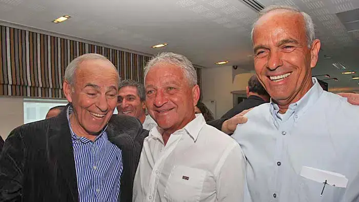 כדורגלני העבר מוטל'ה שפיגלר (משמאל) לצד שייע פייגנבוים, יצחק ויסוקר